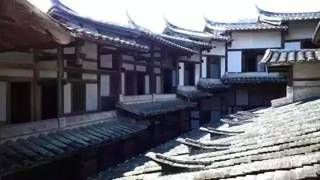 中國式奇蹟的古堡，漂浮沼澤上百年，無人居住卻不見蜘蛛網！