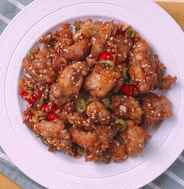 好吃到骨子裡的蒜香辣炒雞塊，沒胃口的都多吃一碗米飯