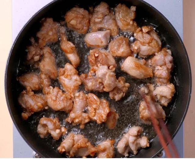 好吃到骨子裡的蒜香辣炒雞塊，沒胃口的都多吃一碗米飯