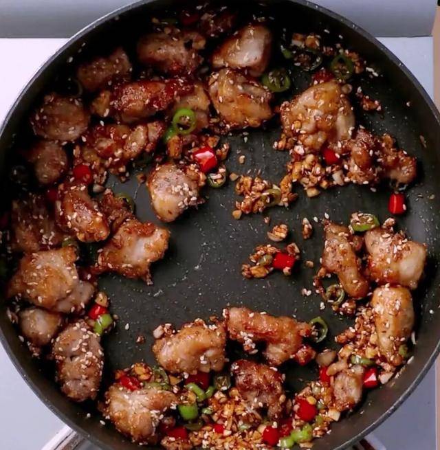 好吃到骨子裡的蒜香辣炒雞塊，沒胃口的都多吃一碗米飯