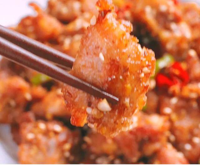 好吃到骨子裡的蒜香辣炒雞塊，沒胃口的都多吃一碗米飯