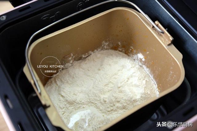 用筷子壓一下，就是一個漂亮的花捲，真的很簡單