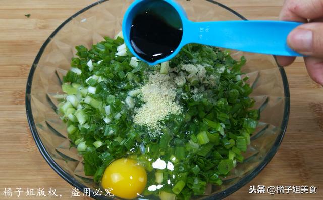 這個餡包子，比韭菜和肉包子都好吃，營養也很高，冬天多吃身體好