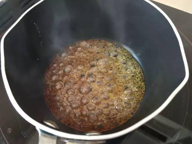 阿嫲學到了雞蛋的新做法，把蛋用漏勺放鍋裡炸，好吃得停不下來！每次都能多吃兩碗飯