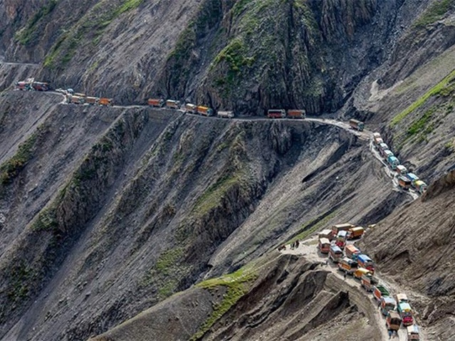 世界最危險的海上公路，成老司機噩夢，一路狂飆才能活下去 