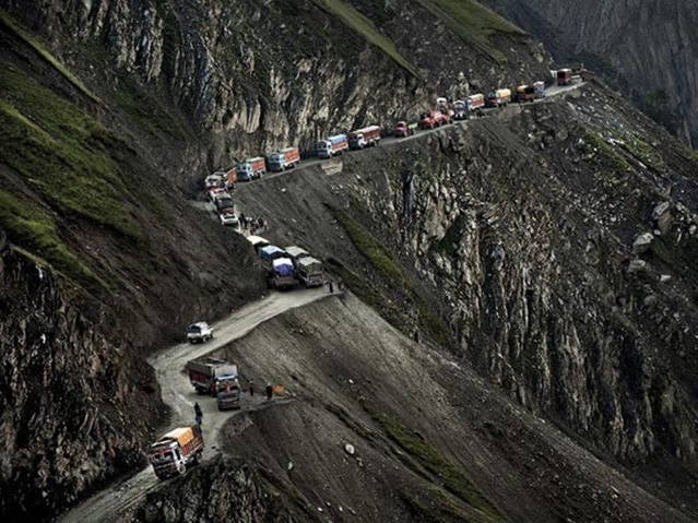 世界最危險的海上公路，成老司機噩夢，一路狂飆才能活下去 