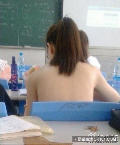 這是有穿還沒穿搭捷運時猛然撞見一絲不掛正妹，背包遮羞讓網友們都。。。。