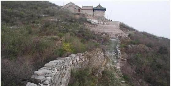 一具埋藏在巨石縫中的烈士遺骸，75年後被發現，依舊保持戰鬥 !