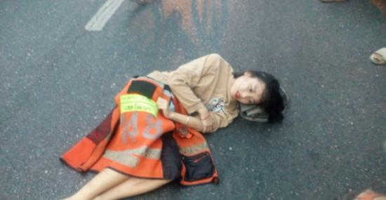 美女街頭被撞，衣服被扯破不慎曝光，男子這舉動被罵！