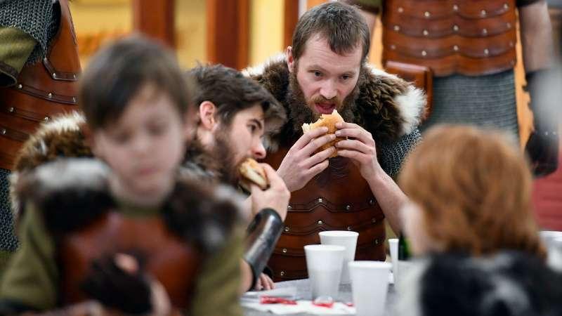 聽到「嚼食物的聲音」就無名火起？　研究：這是一種隱形精神問題 