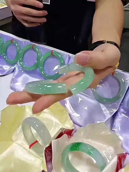 大媽試戴玉手鐲「沒拿好不小心摔破」！笑問多少錢下一秒店員「報出天價」讓她當場嚇暈！