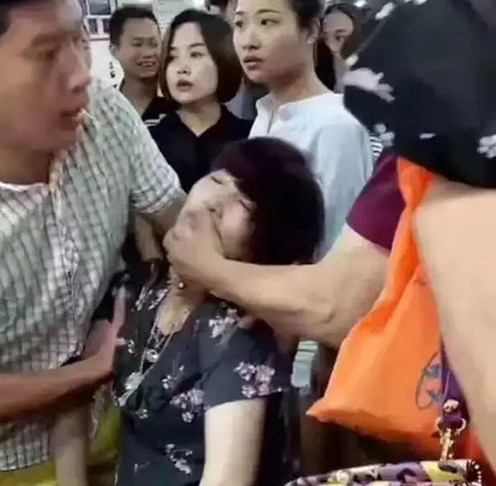 大媽試戴玉手鐲「沒拿好不小心摔破」！笑問多少錢下一秒店員「報出天價」讓她當場嚇暈！