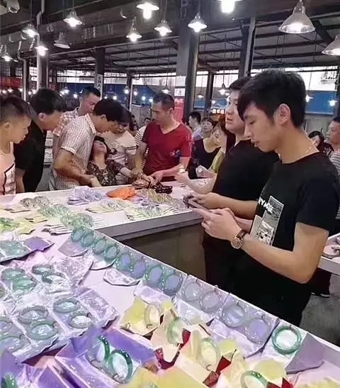 大媽試戴玉手鐲「沒拿好不小心摔破」！笑問多少錢下一秒店員「報出天價」讓她當場嚇暈！