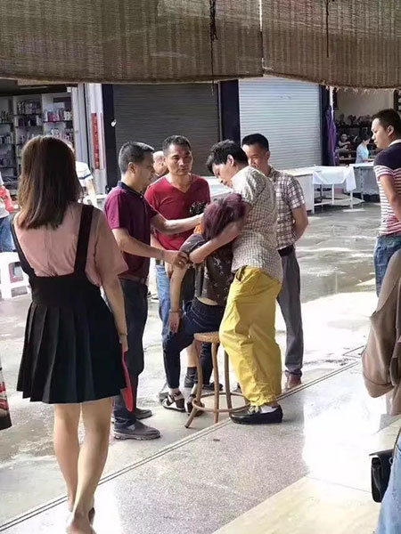 大媽試戴玉手鐲「沒拿好不小心摔破」！笑問多少錢下一秒店員「報出天價」讓她當場嚇暈！