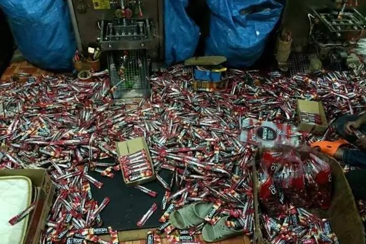  大馬人注意了！警方查獲製造假咖啡窩點，原來這些咖啡都是假的！不要再喝了~
