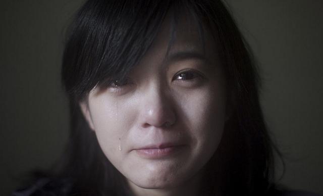 嫌農村婆婆髒讓她睡地板，她走時塞我一紅布袋，打開後我濕了眼眶
