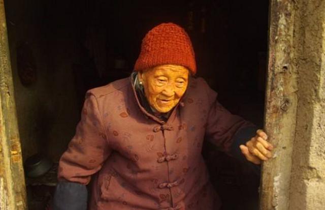 嫌農村婆婆髒讓她睡地板，她走時塞我一紅布袋，打開後我濕了眼眶
