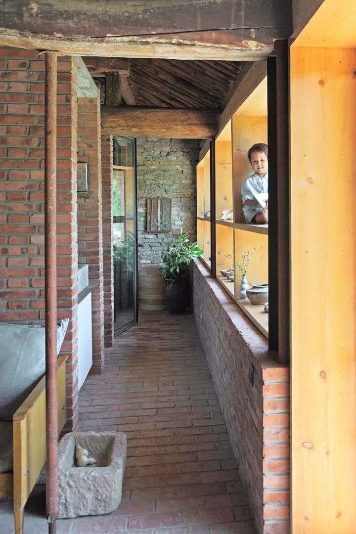 租下長城腳下25年老房子　德國帥爸的「神改造」讓一家四口住超開心