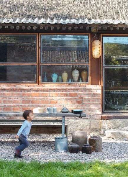 租下長城腳下25年老房子　德國帥爸的「神改造」讓一家四口住超開心