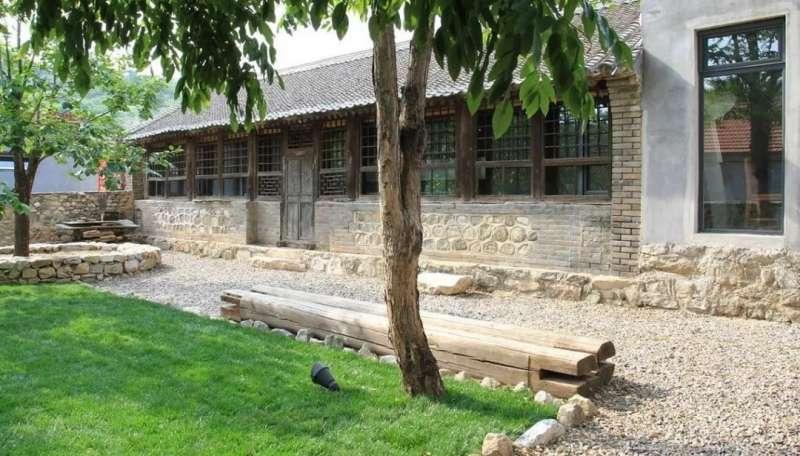 租下長城腳下25年老房子　德國帥爸的「神改造」讓一家四口住超開心