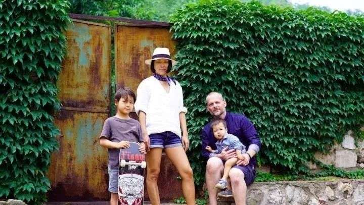 租下長城腳下25年老房子　德國帥爸的「神改造」讓一家四口住超開心