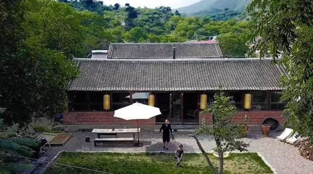 租下長城腳下25年老房子　德國帥爸的「神改造」讓一家四口住超開心