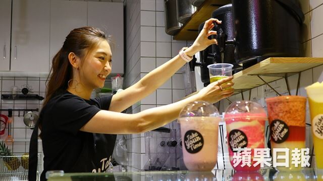 水果乳酪店藏「天菜老闆娘」！認真做飲料… 男客人視角好幸福：天天來也是很合理的