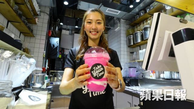 水果乳酪店藏「天菜老闆娘」！認真做飲料… 男客人視角好幸福：天天來也是很合理的