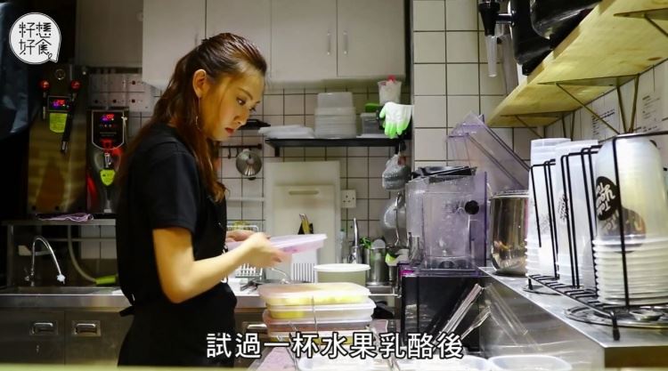 水果乳酪店藏「天菜老闆娘」！認真做飲料… 男客人視角好幸福：天天來也是很合理的