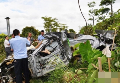 男子開車看到蛇在路中間，強行碾壓過去，7天後一家人死..