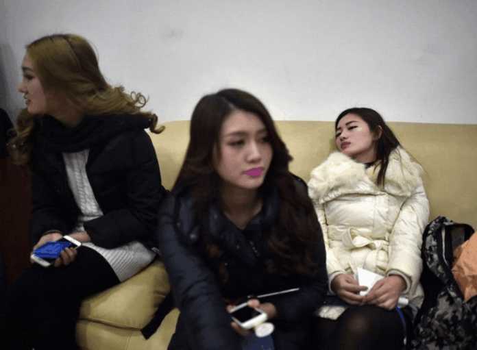 場上光鮮幕後辛酸！揭秘搏擊舉牌女郎不為人知的艱辛生活！ 