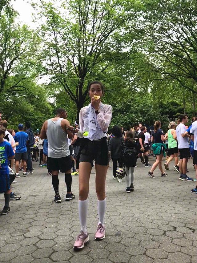 陸毅女兒才十歲，這雙手和腿長得也太驚人了！