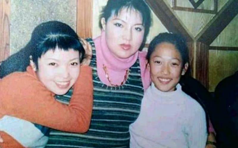 女孩14歲被媽媽拉去整容，至今已花掉400萬，成為了這個樣子