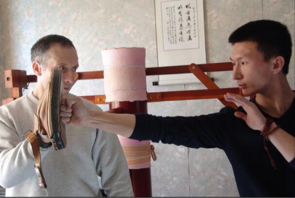 誰說武術是花架子，詠春13秒極速擊敗泰拳速度嚇傻對方高手，出一口氣了 