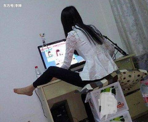 好害羞！妹子誤把安全褲當短褲穿，讓大家「感到」好 尷尬，讓人不忍直視 ！