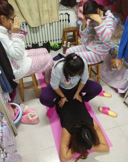 好害羞！妹子誤把安全褲當短褲穿，讓大家「感到」好 尷尬，讓人不忍直視 ！