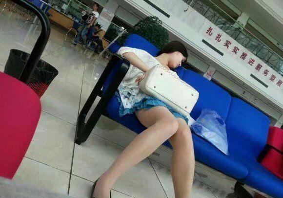 好害羞！妹子誤把安全褲當短褲穿，讓大家「感到」好 尷尬，讓人不忍直視 ！