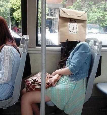 好害羞！妹子誤把安全褲當短褲穿，讓大家「感到」好 尷尬，讓人不忍直視 ！