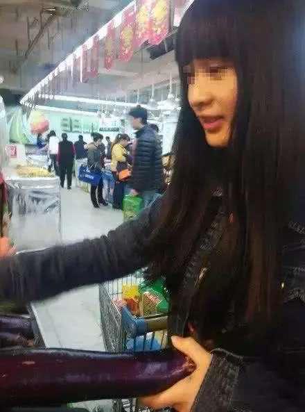 好害羞！妹子誤把安全褲當短褲穿，讓大家「感到」好 尷尬，讓人不忍直視 ！