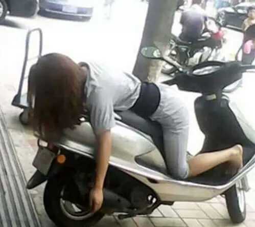 好害羞！妹子誤把安全褲當短褲穿，讓大家「感到」好 尷尬，讓人不忍直視 ！
