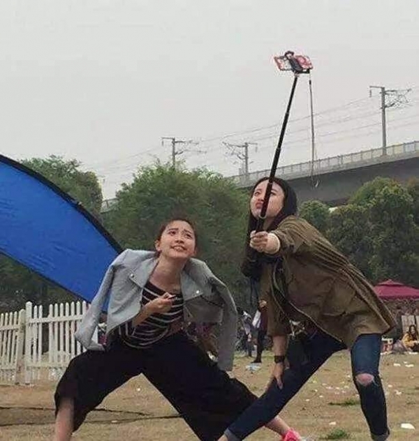 好害羞！妹子誤把安全褲當短褲穿，讓大家「感到」好 尷尬，讓人不忍直視 ！