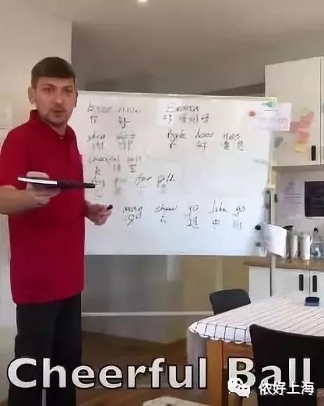 笑岔氣哈哈哈！歐洲老闆太瘋狂，服務員6點起床學中文