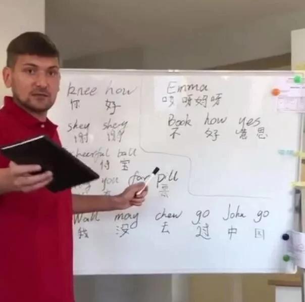 笑岔氣哈哈哈！歐洲老闆太瘋狂，服務員6點起床學中文