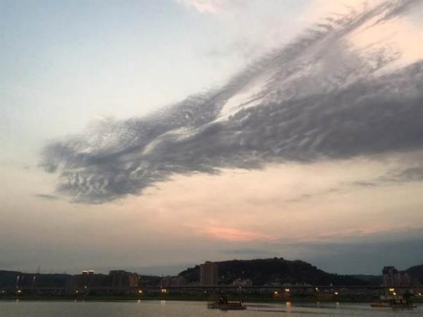 早上8:00剛發生，難怪全台灣都霧濛濛。 。 88秒內轉出去者，橫財大發。就今天，百年不遇 ！