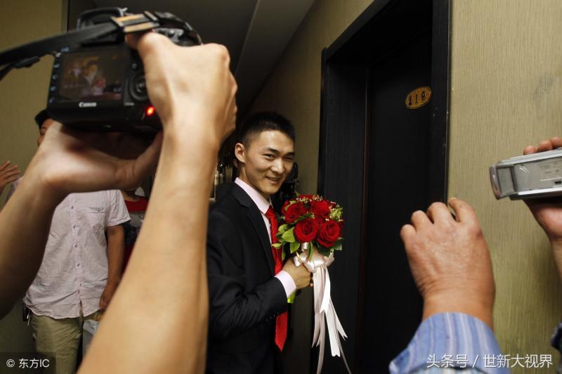 殘疾小伙街頭修車尋找聾啞母親 孝心打動「岳父」 寶馬前來接親