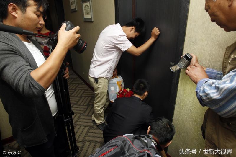 殘疾小伙街頭修車尋找聾啞母親 孝心打動「岳父」 寶馬前來接親