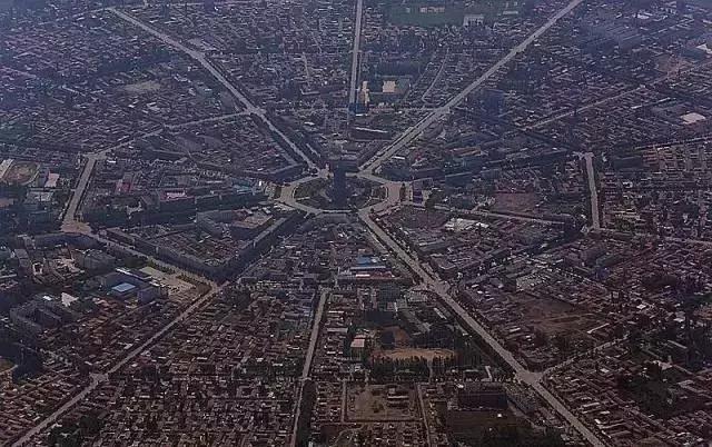 它是中國唯一沒有紅綠燈的城市，竟然不堵車，還布了個八卦陣！