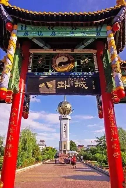 它是中國唯一沒有紅綠燈的城市，竟然不堵車，還布了個八卦陣！