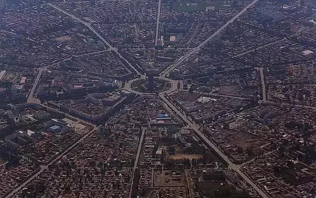 它是中國唯一沒有紅綠燈的城市，竟然不堵車，還布了個八卦陣！