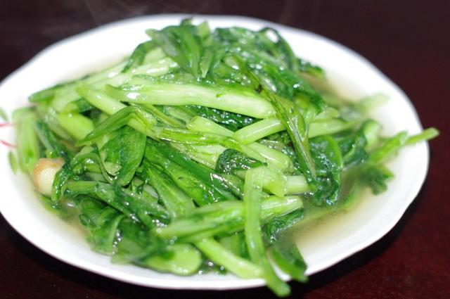 兒子生日父母送青菜做禮物，老婆拿來炒著吃，吃完後我泣不成聲